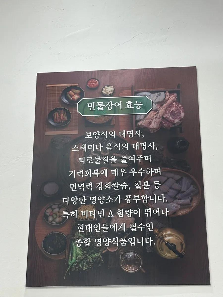 拿取鳗鱼和肉类的自助区