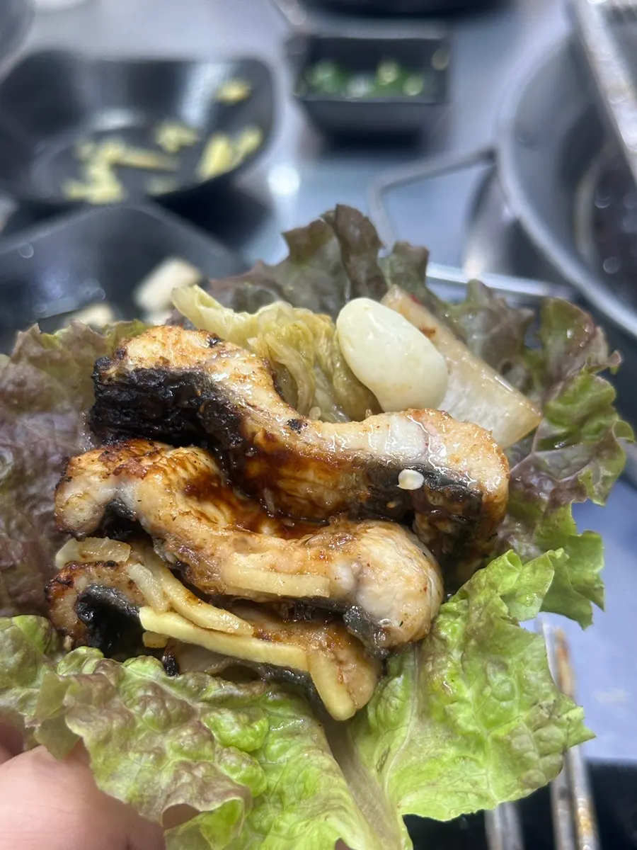 烤至金黄的炭火鳗鱼