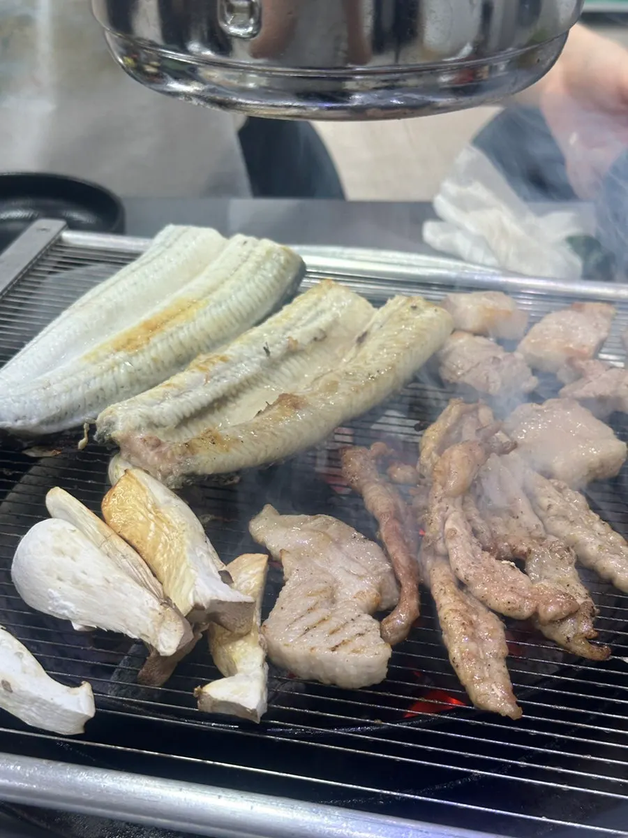 放上炭火的五花肉和猪排骨