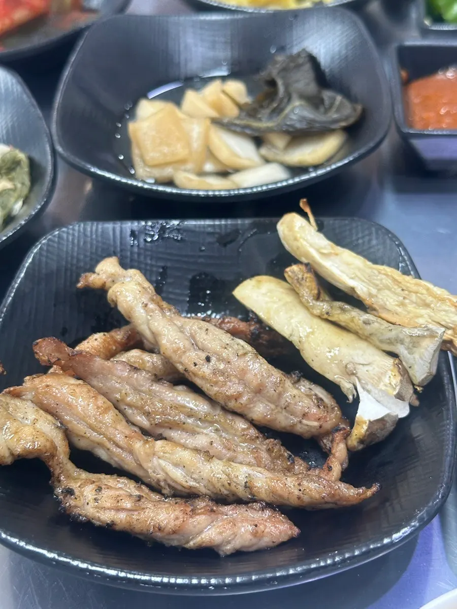 添上炭火香烤制的五花肉
