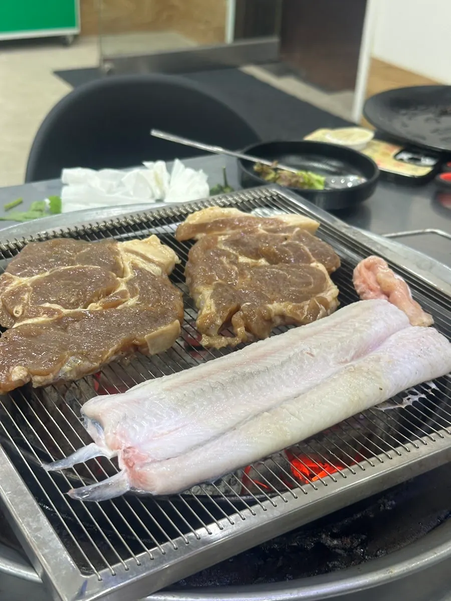 用炭火烤着吃的鸡颈肉