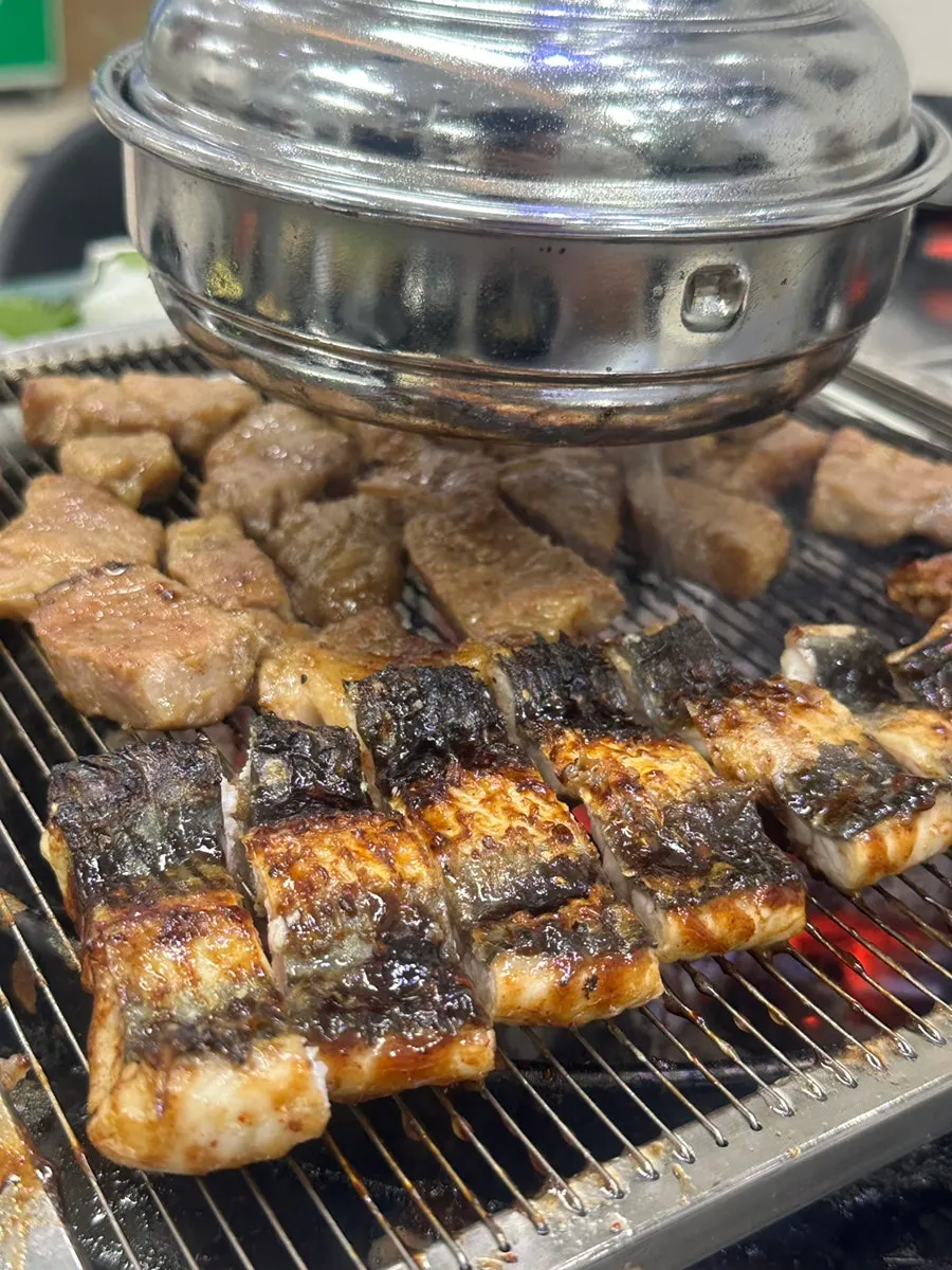 吃过鳗鱼和多种肉类的炭火餐桌