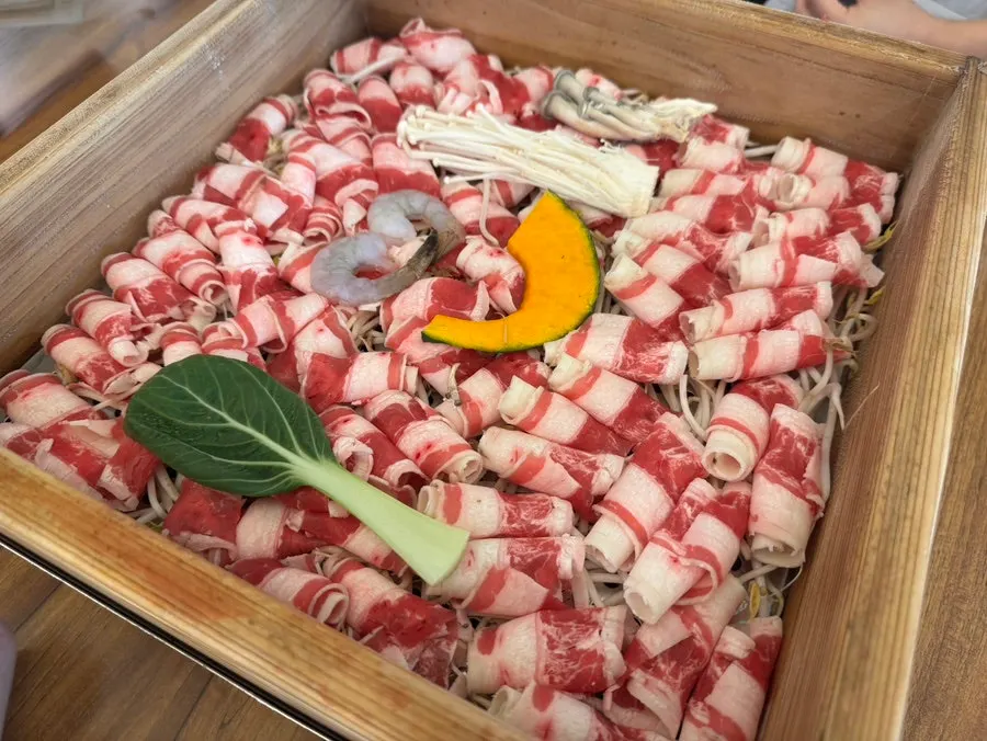 Cypress-steamed meat served after ordering