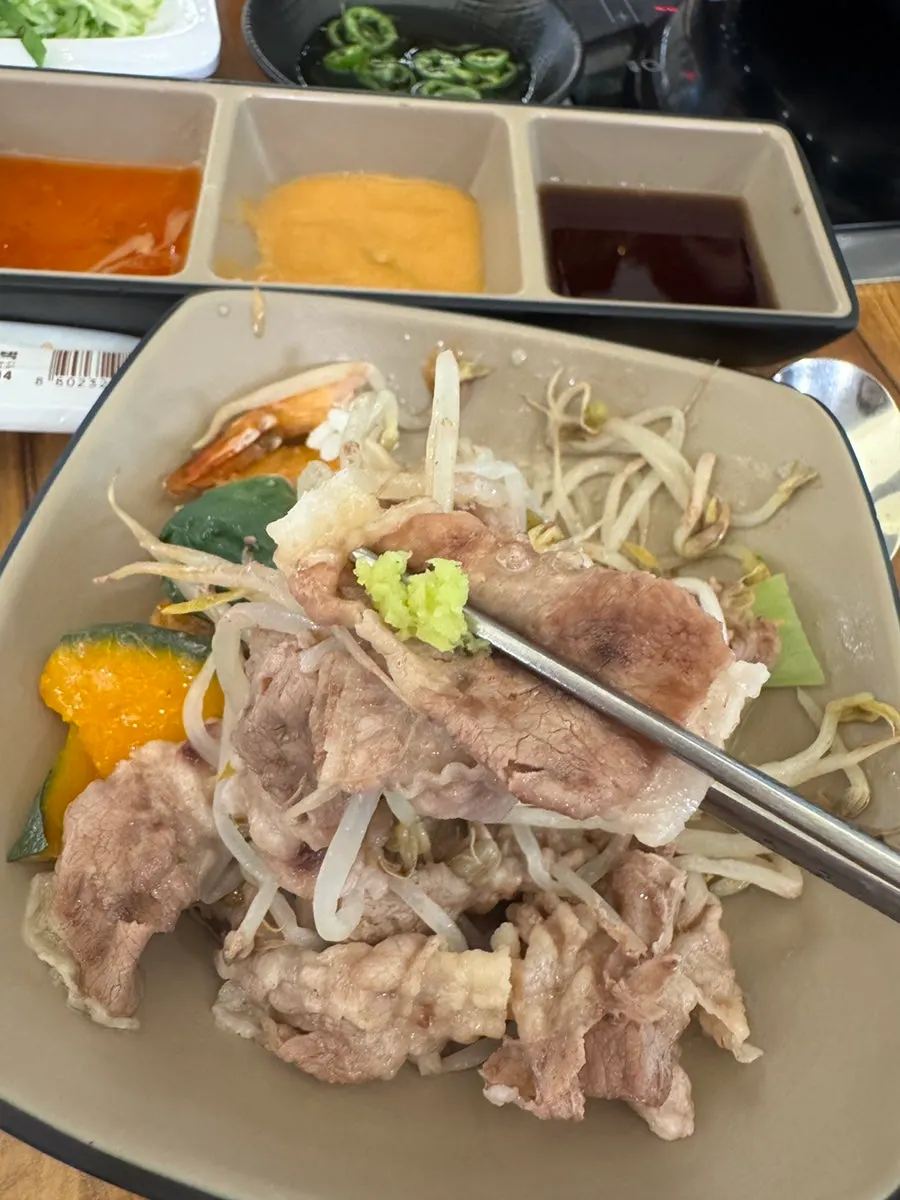 Cypress-steamed meat eaten with mung bean sprouts