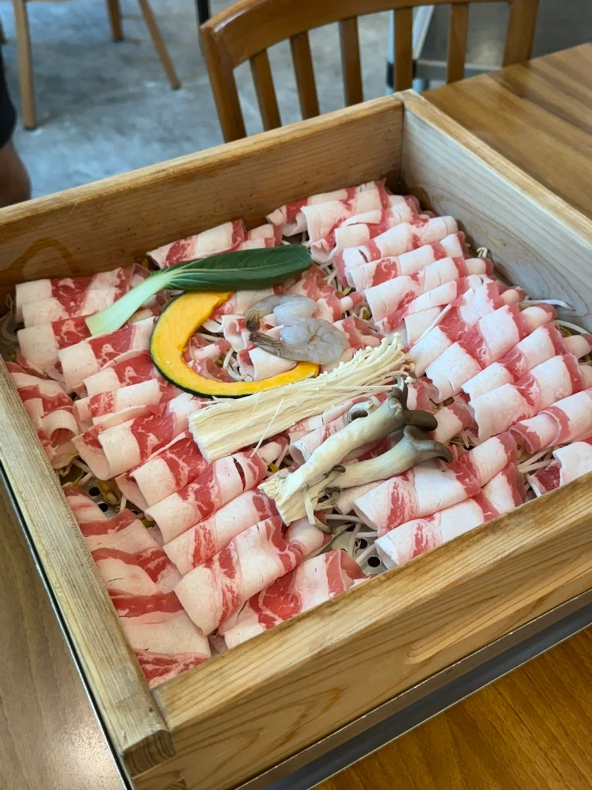 테이블에 세팅된 편백찜 찜기