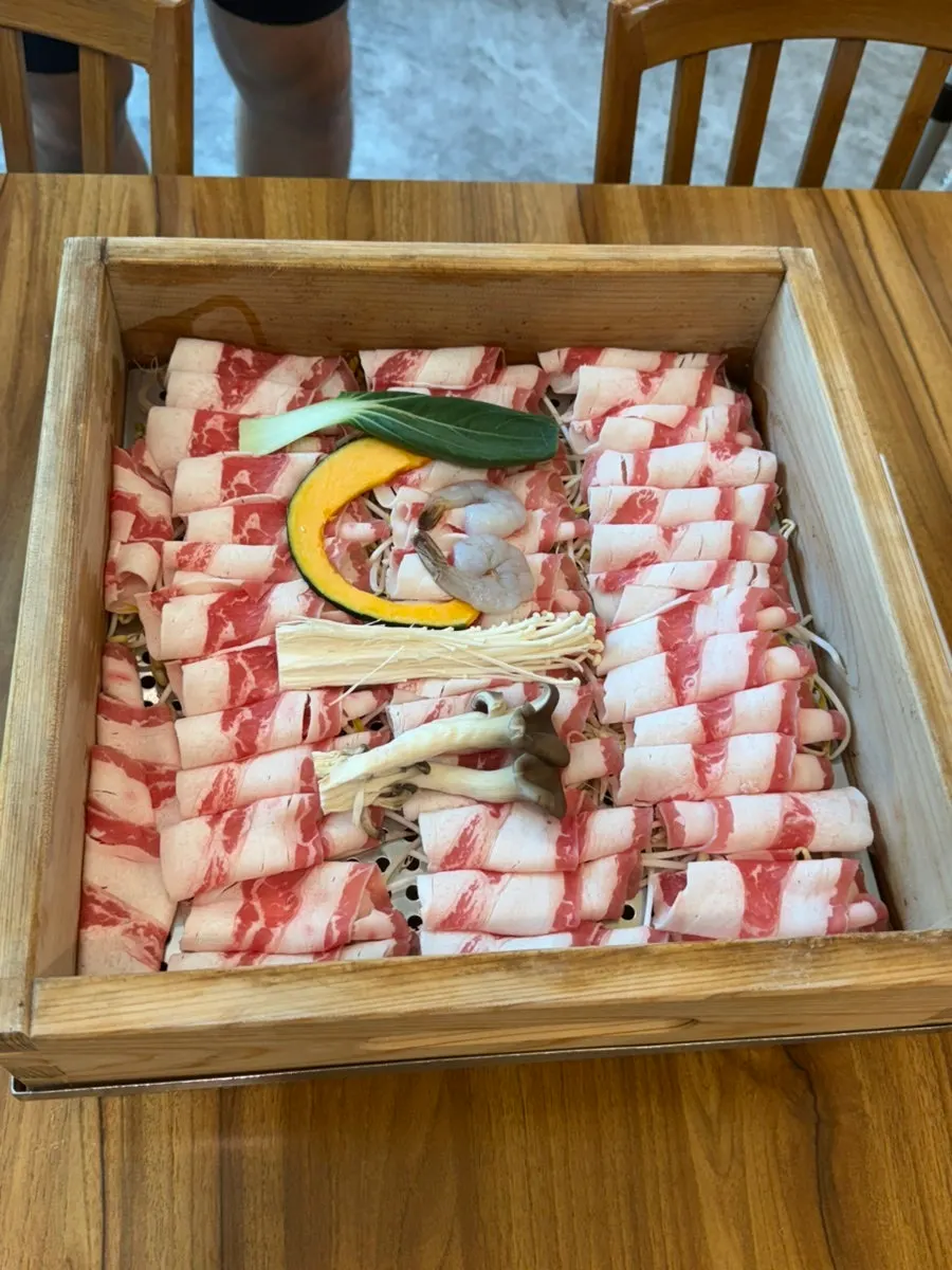 편백찜 세팅 중인 테이블 모습