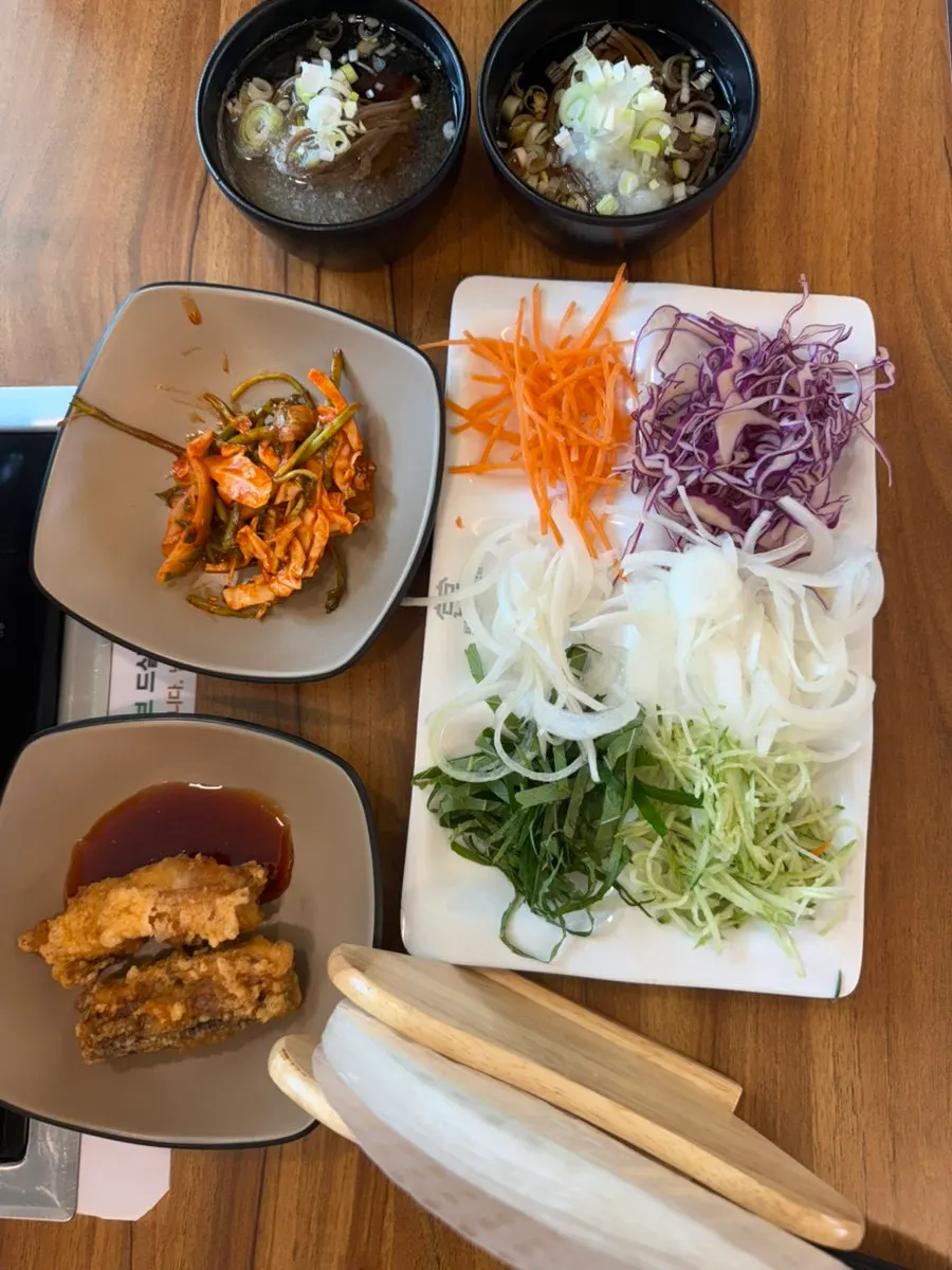 접시에 담아온 치킨과 냉모밀