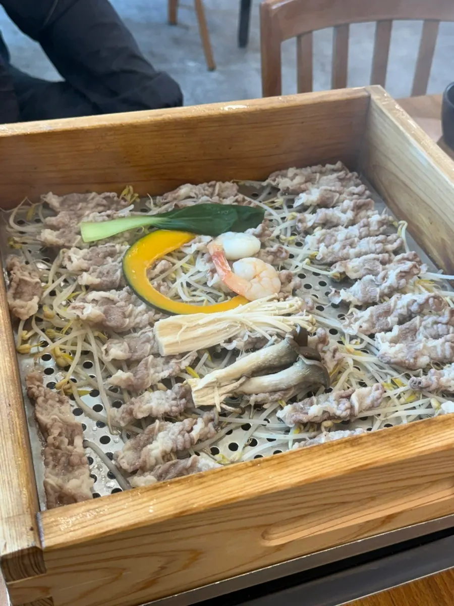육수 선택 안내가 놓인 테이블