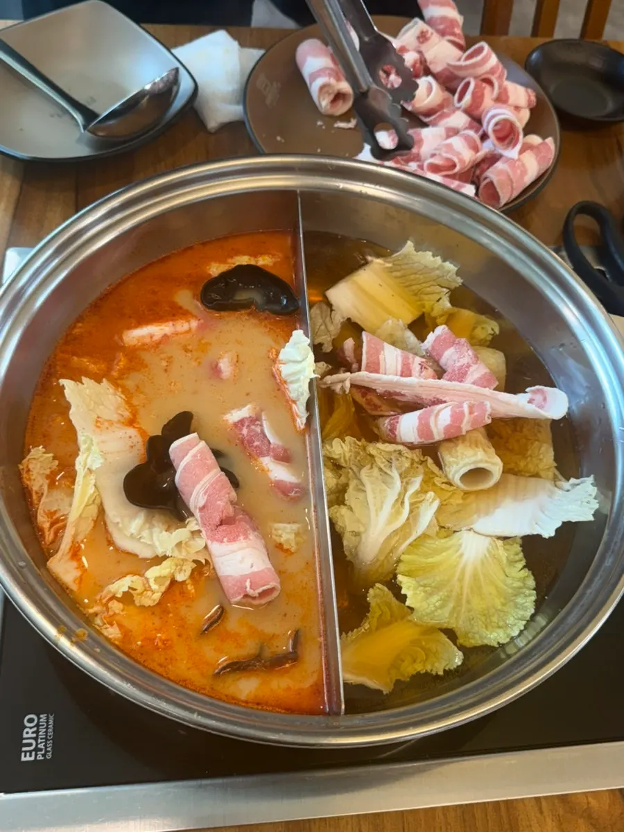 사골마라육수와 가쓰오부시 육수 냄비