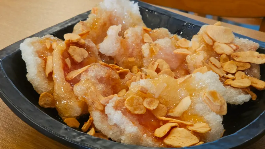 Garlic guobaorou topped with garlic flakes