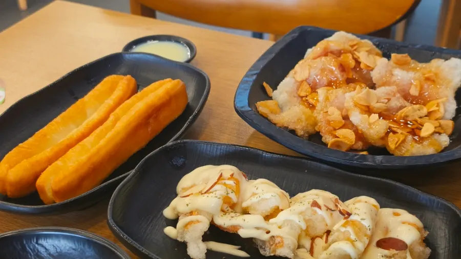 Lemon cream shrimp and youtiao with condensed milk