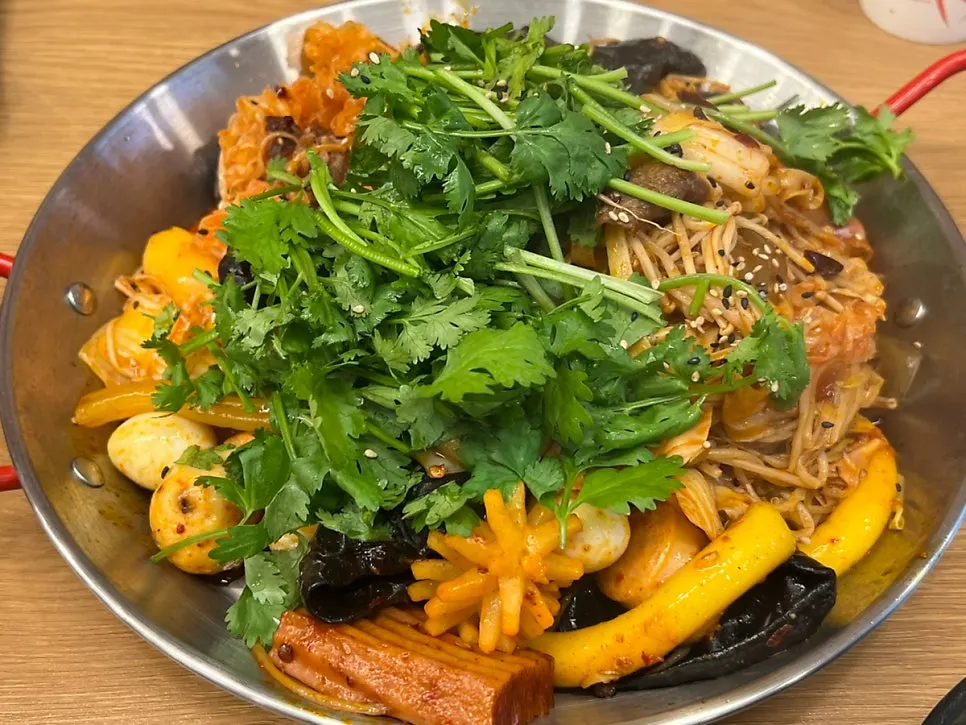 고수가 푸짐하게 올라간 마라샹궈