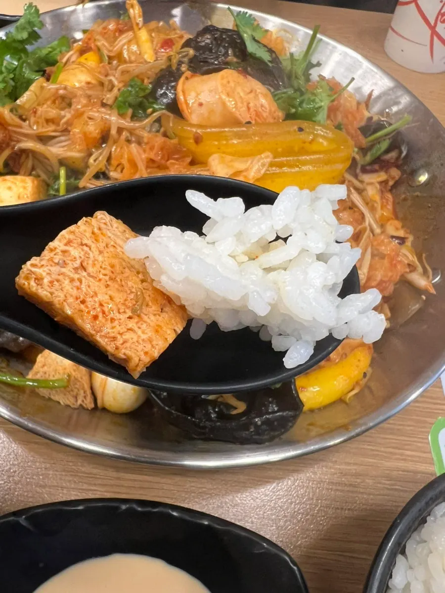홀에서 즐기는 마라샹궈 한 상