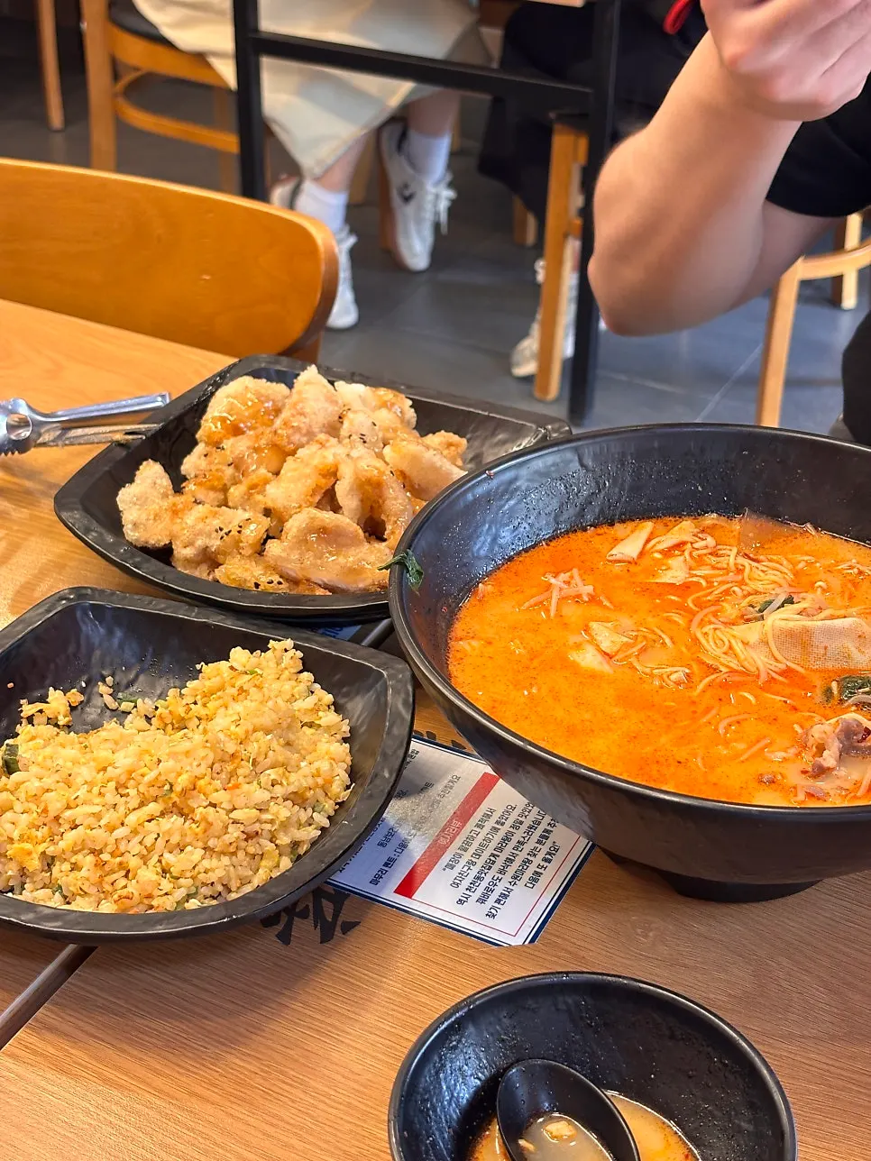 마라탕과 계란볶음밥, 꿔바로우가 놓인 테이블