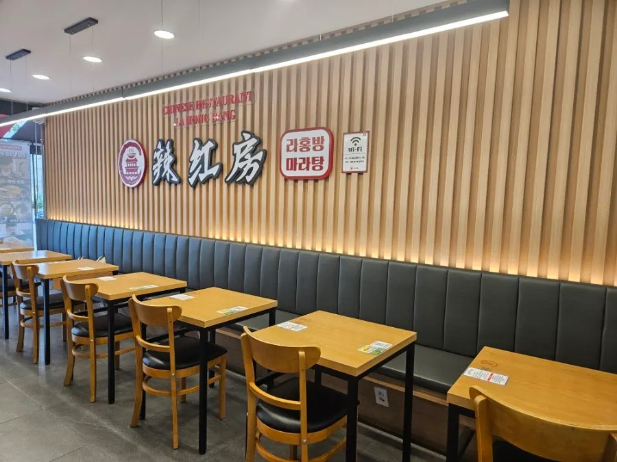 Table seating during a quiet, customer-free hour