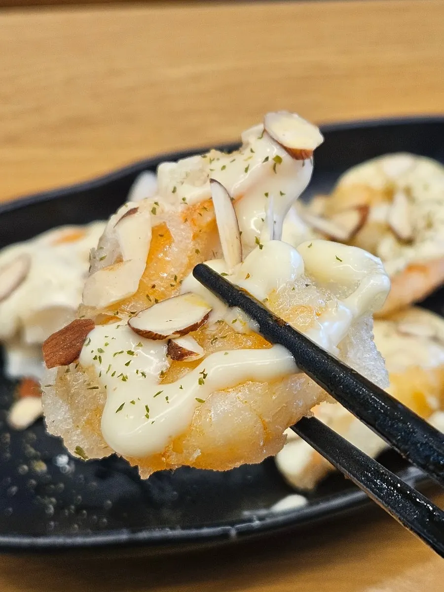 Crispy lemon cream shrimp served with sauce