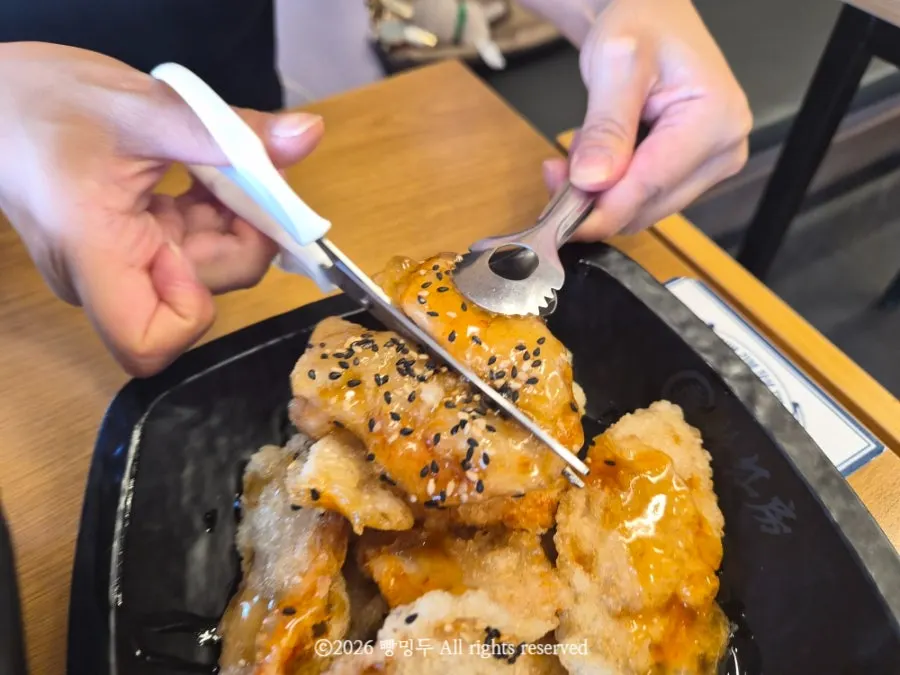 Freshly fried mini guabaorou