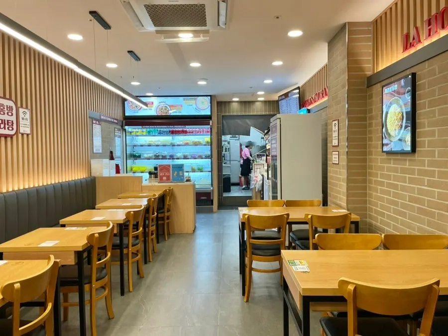 Neat interior dining room at Rahongbang Malatang