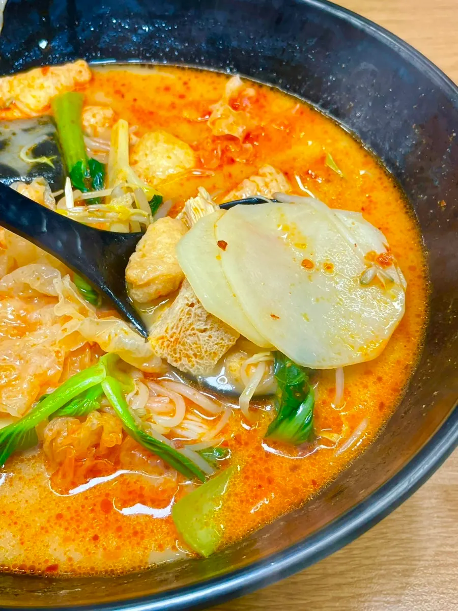 Guobaorou with a crispy glutinous-rice coating