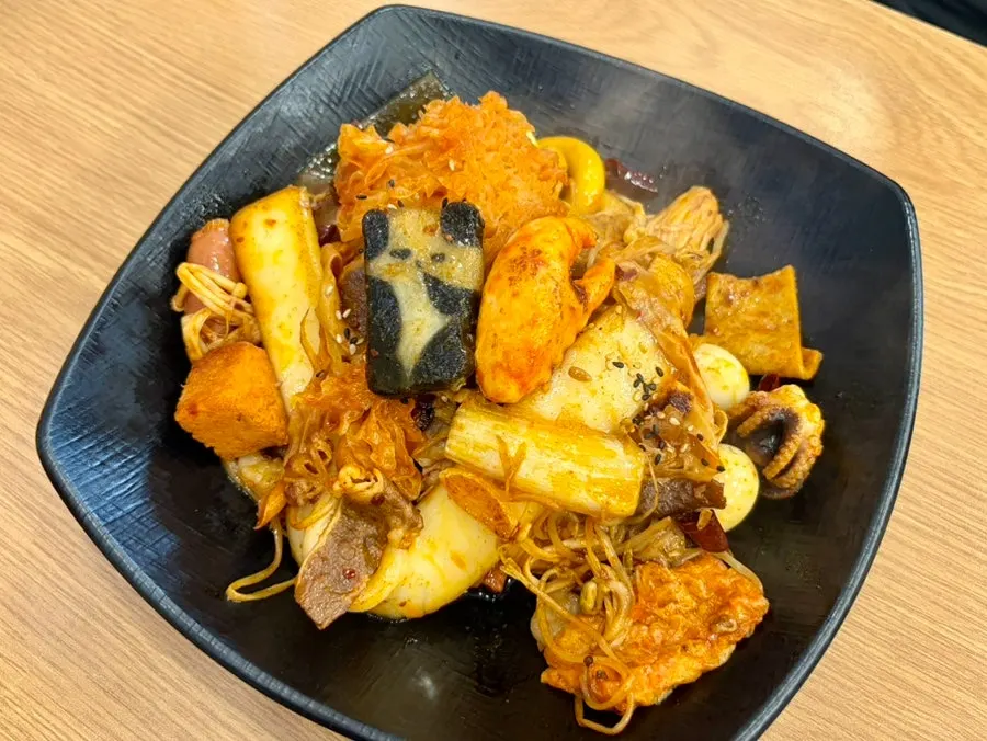 Close-up of malatang full of fenzi and vegetables