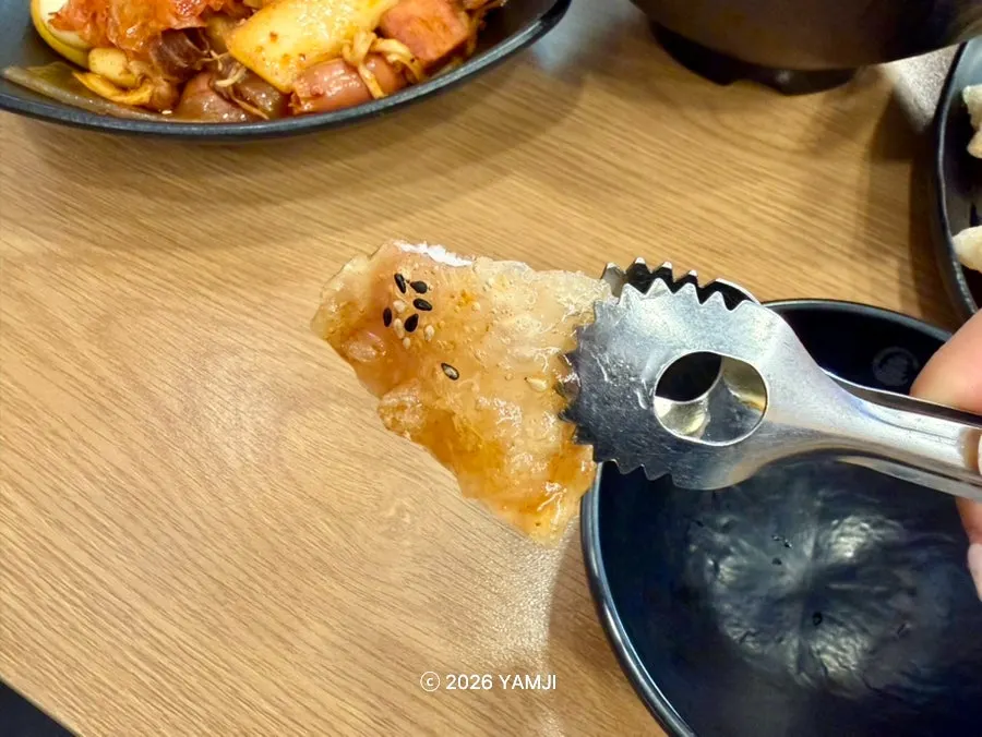 소스가 뿌려진 꿔바로우 접시