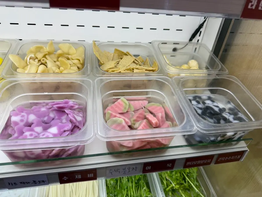 꼬치와 완자가 놓인 재료 진열대