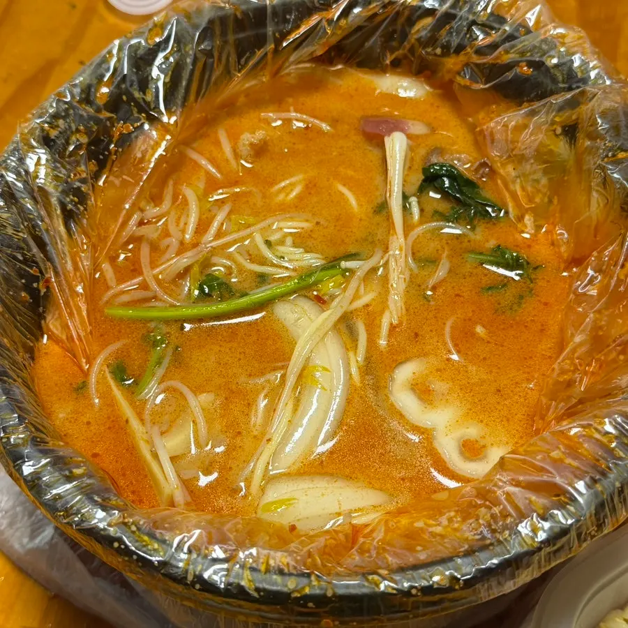집에서 펼친 포장 마라탕과 단무지