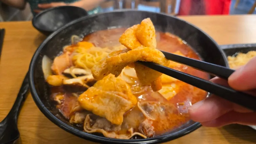 유부가 듬뿍 들어간 마라탕 국물