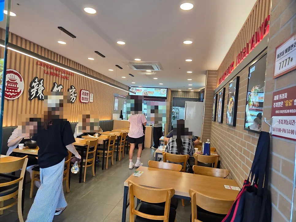 Busy weekday lunch crowd inside Rahongbang Malatang Suwon Cheoncheon Branch