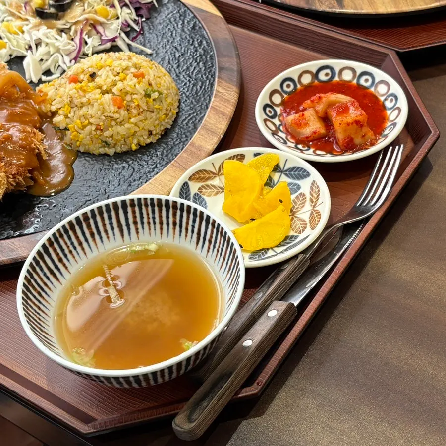Guarniciones del katsu y arroz frito con huevo