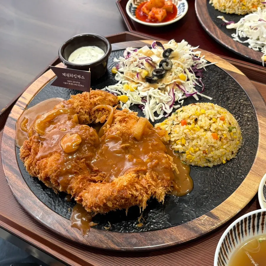 Mesa servida con Gyewon chicken katsu