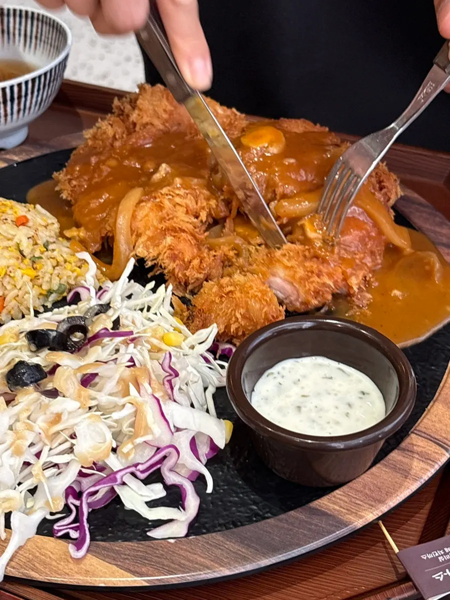 Gyewon chicken katsu con muslo de pollo entero