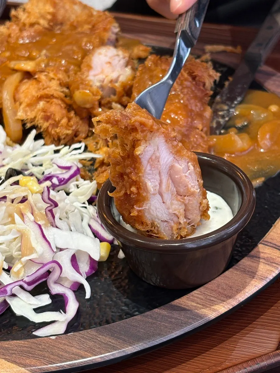 Chicken katsu con muslo de pollo jugoso