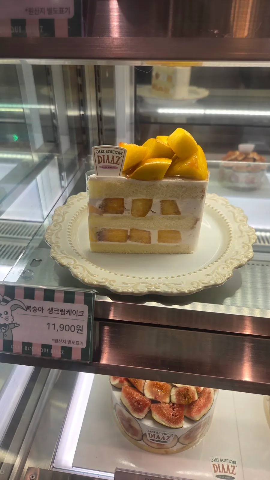 여러 종류의 조각케이크가 진열된 쇼케이스