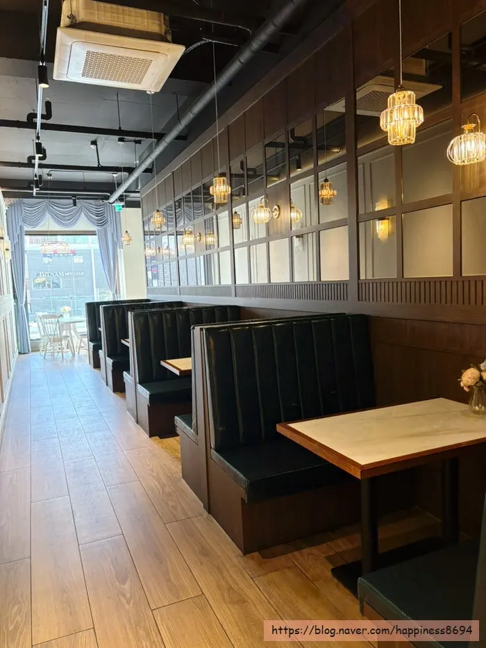 Exterior of Diaz Cake Boutique on Nahyeoseok-geori near Suwon City Hall Station