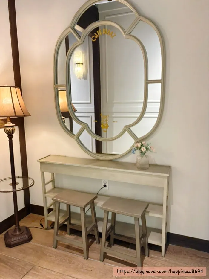 Private café seating at Diaz Cake Boutique