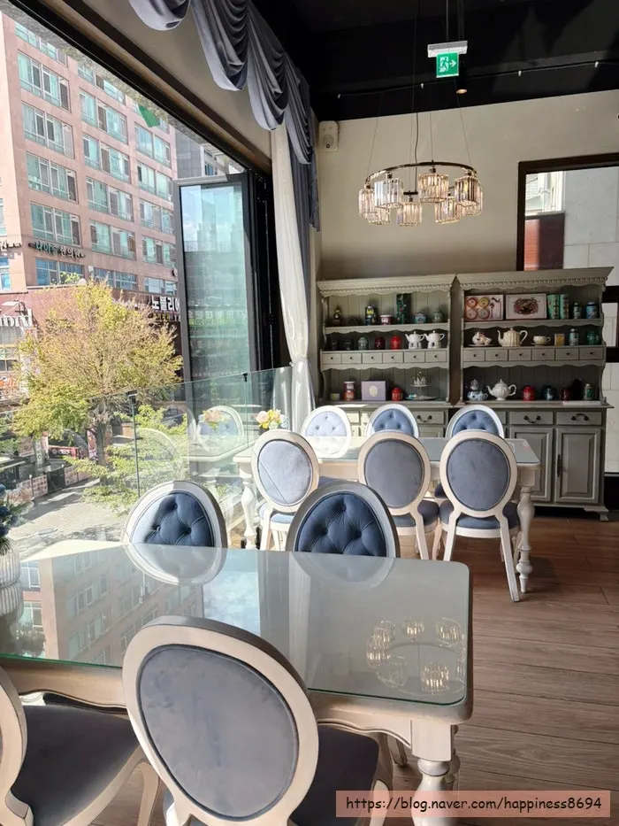 Cozy-feeling café table seating
