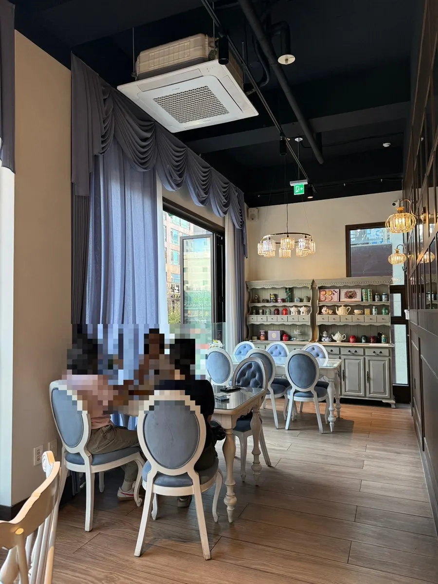 Café interior with 2-person and 4-person tables