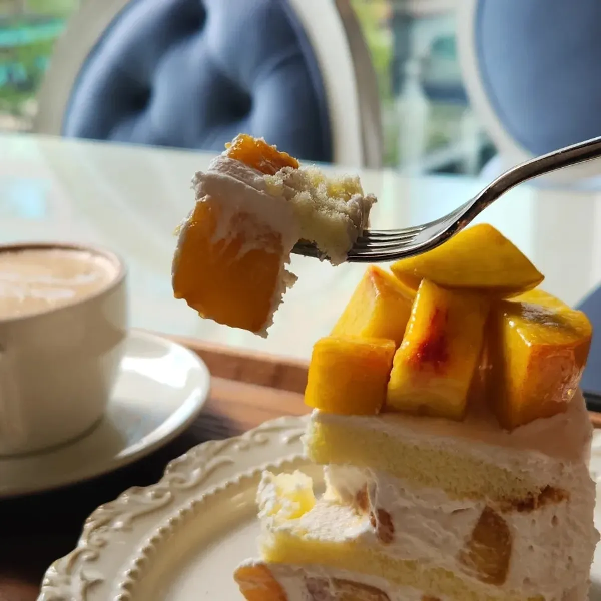 Peach cake and café latte at Diaz Cake Boutique near Suwon City Hall Station