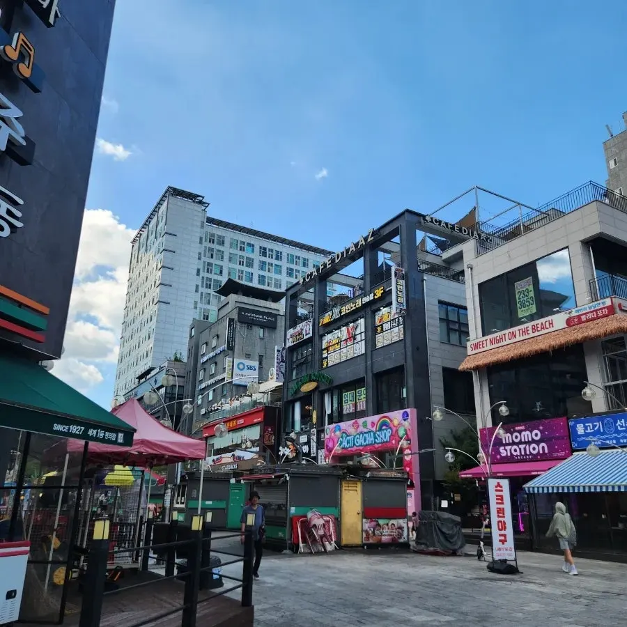 Exterior of the building housing Diaz Cake Boutique on Nahyeoseok-geori in Suwon