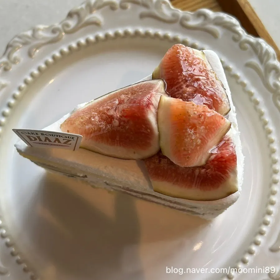 Cake photographed together with the shop's atmosphere