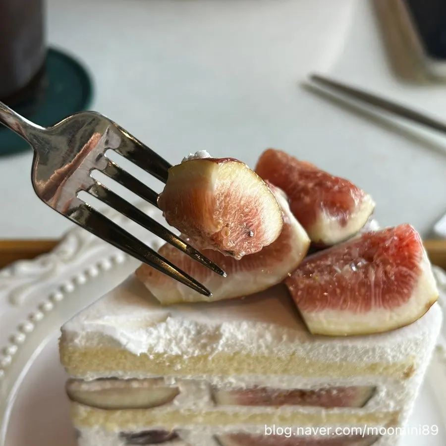 Slice cake topped with fresh figs