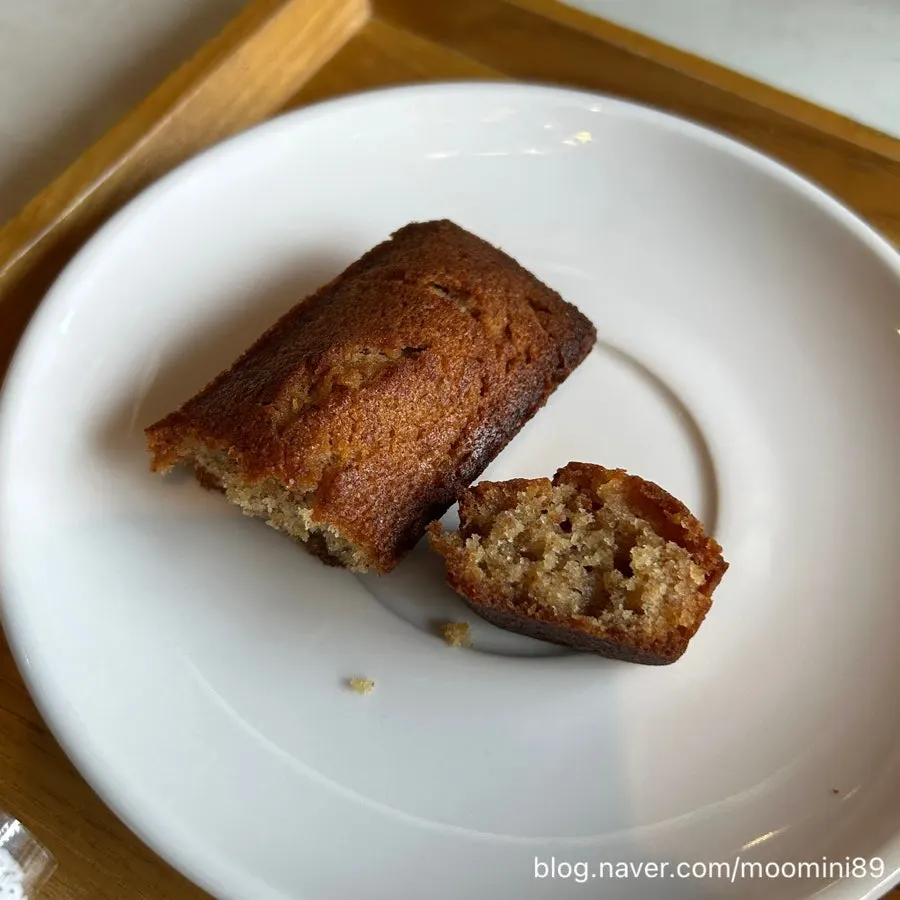 A bite-sized piece of the fig cake