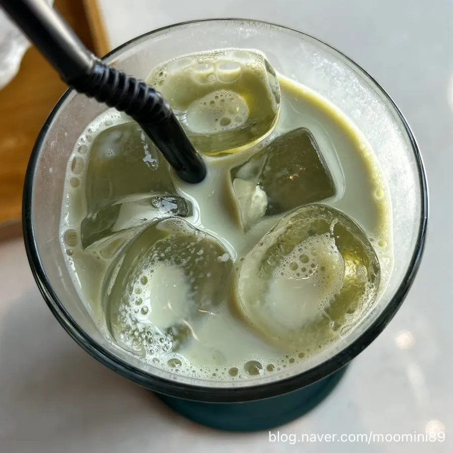 Iced americano and green tea latte