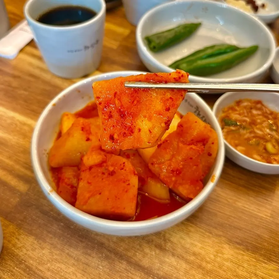 아삭한 깍두기 반찬 접시