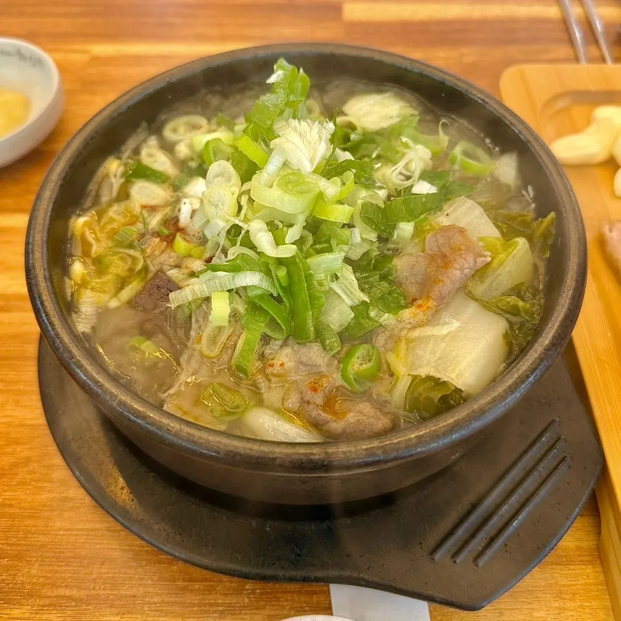 뚝배기에 끓여 나온 해장국 12,000원