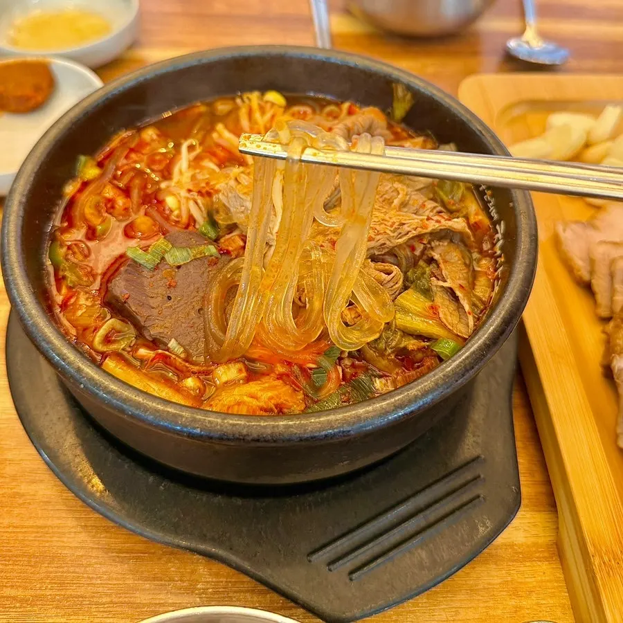 콩나물과 우거지가 들어간 해장국 건더기