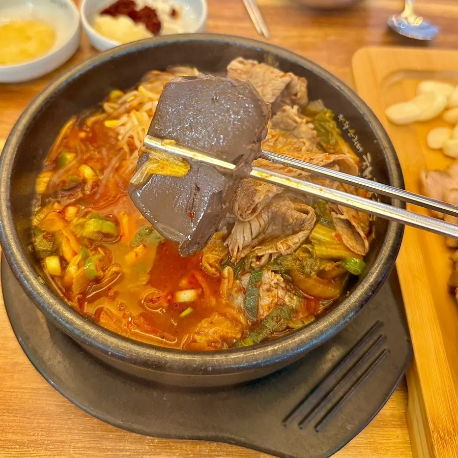 국물 머금은 해장국 당면