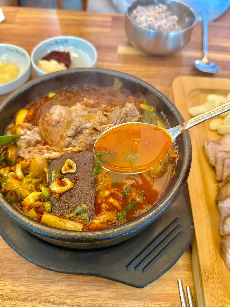 탱글한 선지를 건져 올린 모습