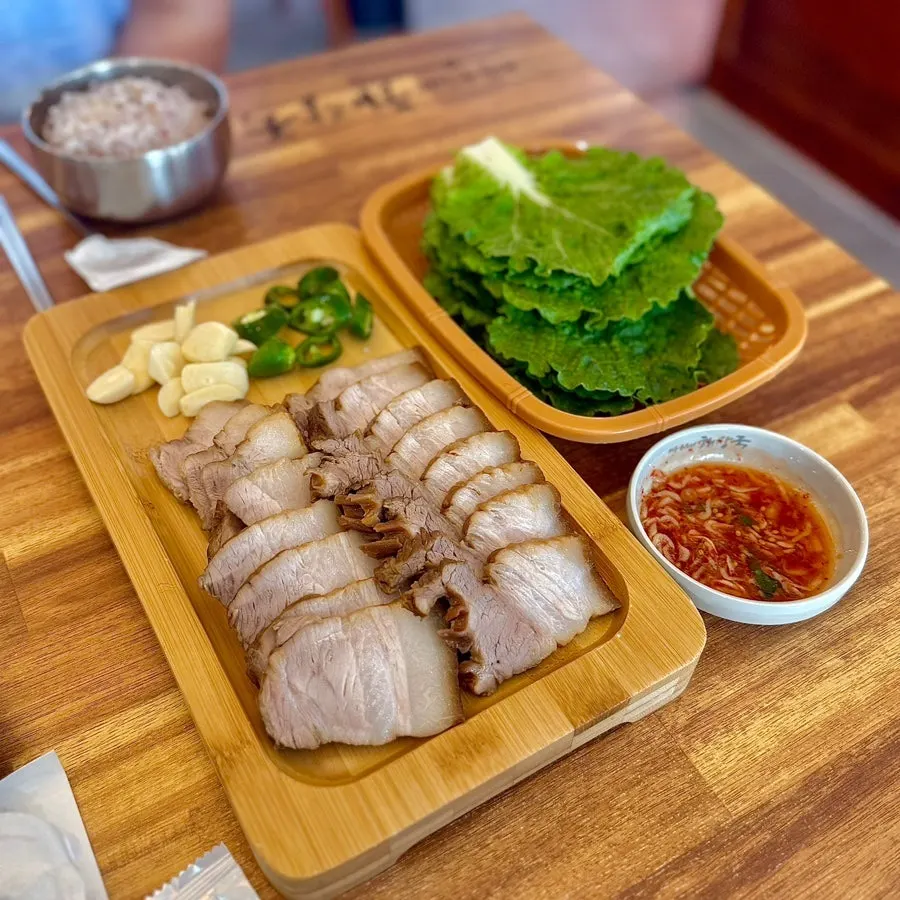 진한 사골육수 해장국과 밥공기